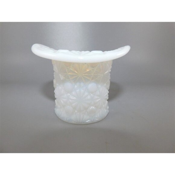 7/1245 Vintage Fenton Daisy and Button White Opalescent Glass Top Hat 2.25 x 3 i - Picture 1 of 5